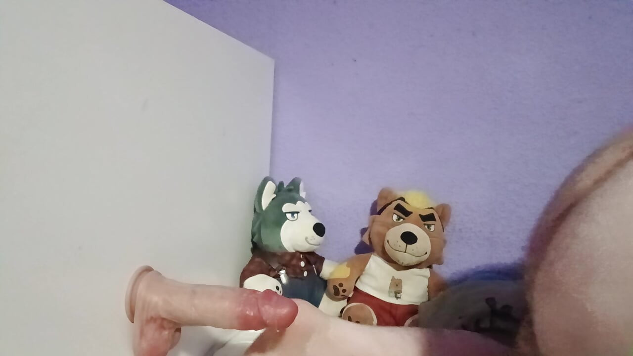 Tentando enfiar um dildo gigante no meu cuzinho apertado e virgem