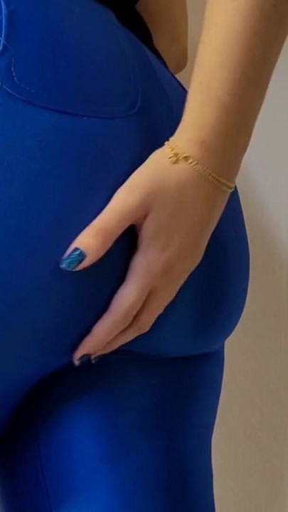 Hot big ass in leggings showing hairy cameltoe | Clip 1