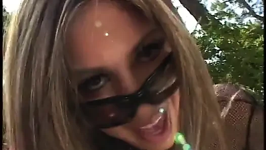Asyalı orta yaşlı seksi kadın Ava Devine havuz kenarında yarak emiyor ve biniyor