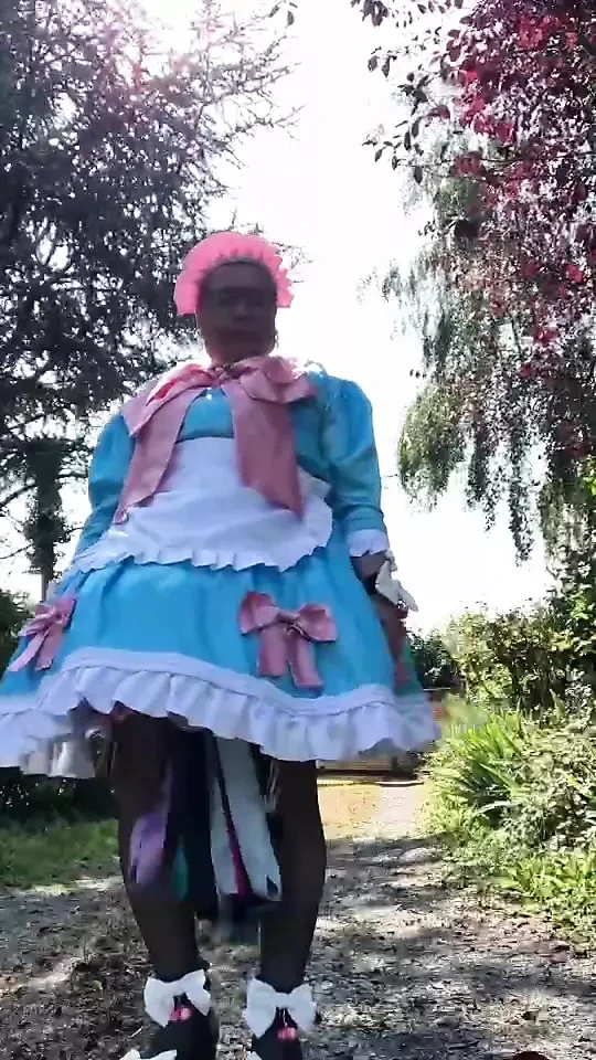 In un vestito blu da cameriera con fiocchi rosa per un giorno