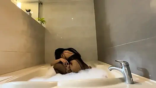 Großer Hintern im Anzug sitzt ihren Liebhaber in der selbstgemachten Wanne