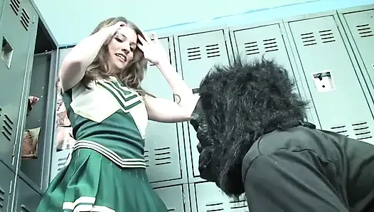 Dünne cheerleaderin bekommt haarige muschi nach dem schwanzlutschen geleckt