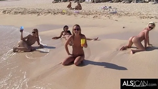 Six lesbiennes excitées y vont sur une plage publique