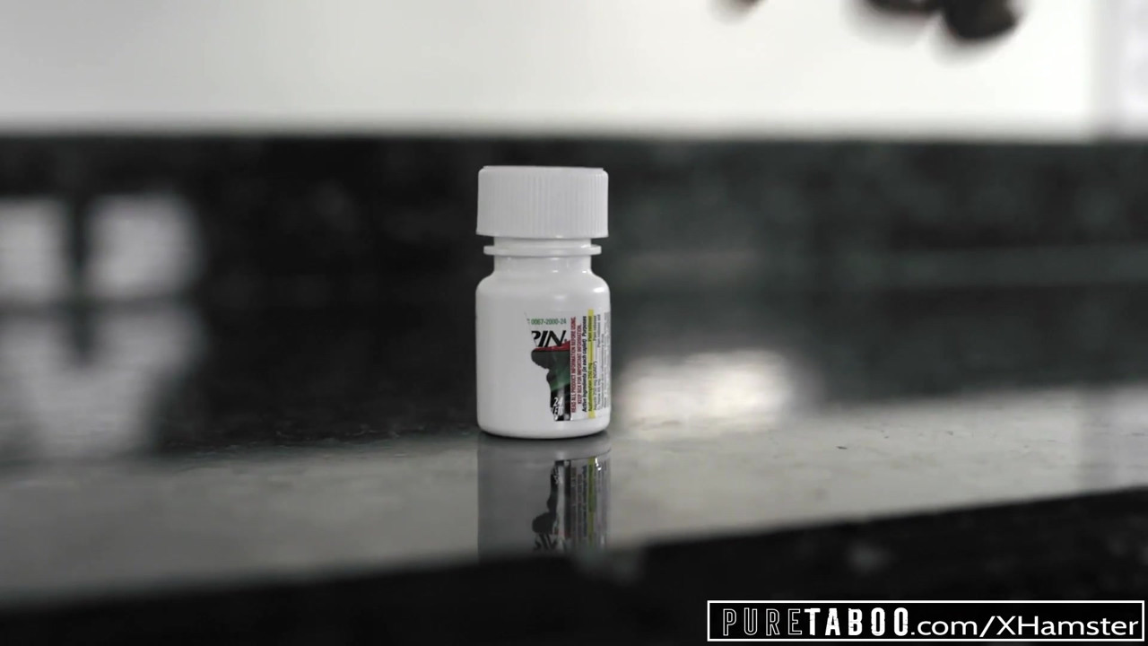 純粋なタブーティーン痴女Emily WillisがStepdadでスパンキング＆中出し