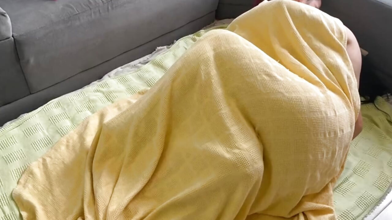Baisé sous les draps personne ne doit savoir que tu joues avec ma chatte
