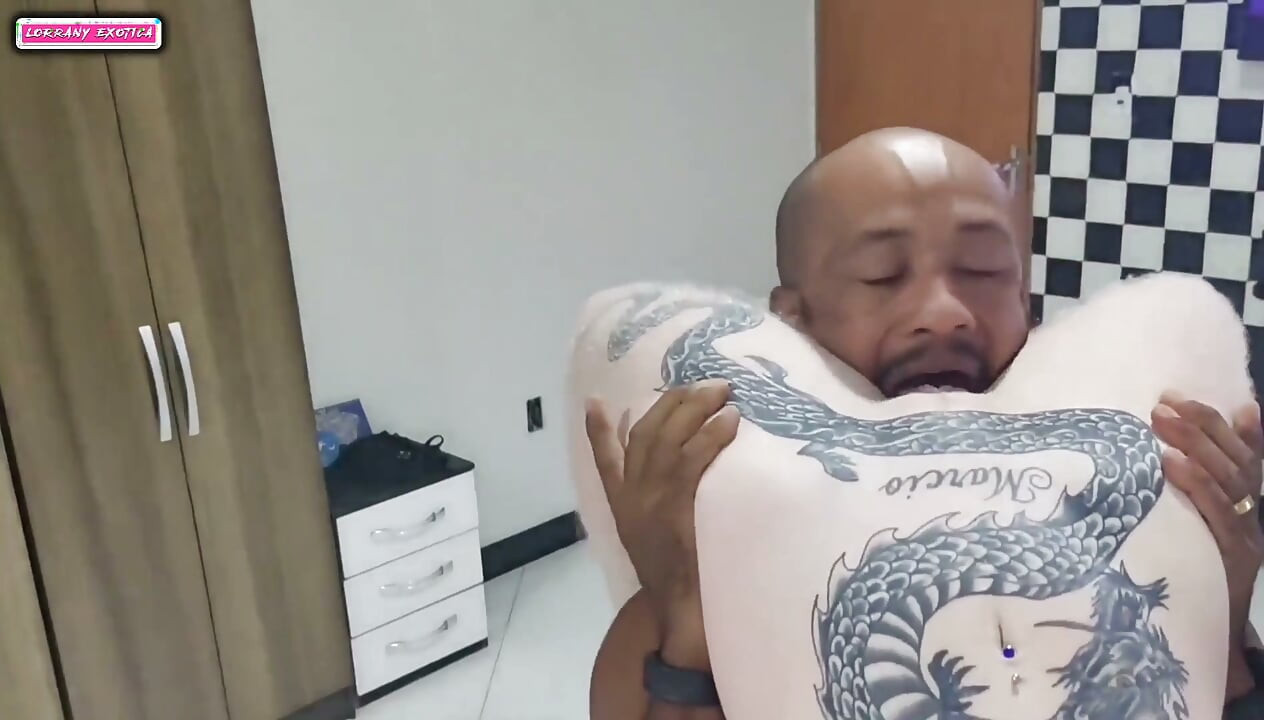 Îl surprind pe iubitul meu că nu poate rezista să mă fută și mă face să iau două linguri de spermă
