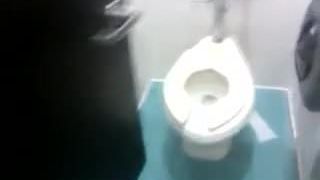 Menina selfie bate no banheiro