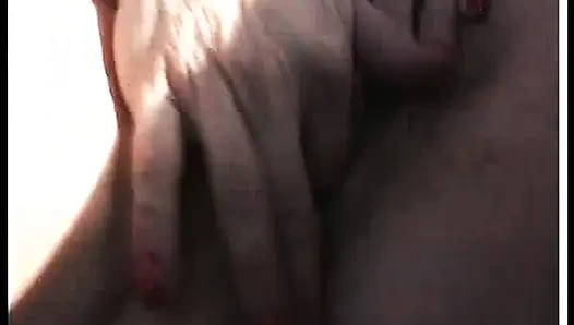 Tante girang Jerman jelek berambut gelap menikmati aksi solo