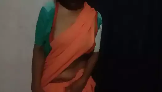 斯里兰卡性感女孩ware sari和打开她的bobo，热辣的女孩�一些表演她的衣服脱衣服，性感的女人情节