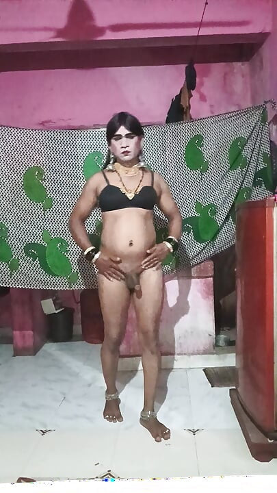 Madhuri bhabhi apni gand me do egg dalikali sari pehenkar