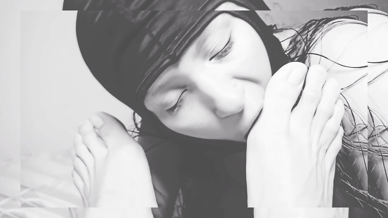 It feels so good to lick her feet.