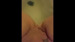 Frotar coño en la bañera