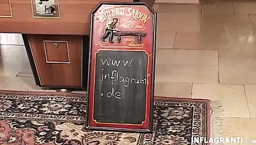 Cewek nakal dientot di karpet