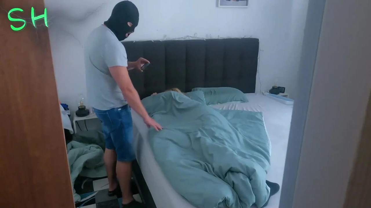 Ev Arkadaşı Uyandı Ve Yüzüne Sıçradı!