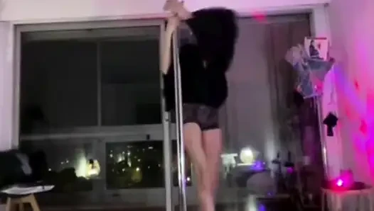 Голая танцовщица