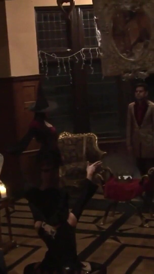 Cuando lord macbeth tiene una orgía con todas las doncellas tetonas ... | Clip 1