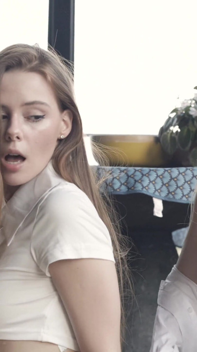 Des hurlements au léchage de chatte - la patronne Polly Yangs et Arina Fox sonnent le sex bell