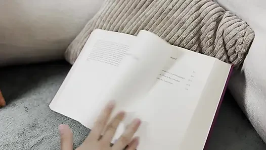 Маленькая сводная сестра не могла закончить свою книгу, потому что он продолжал отвлекать меня