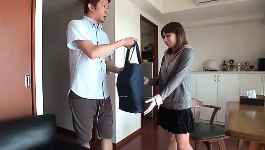 Das süße japanische mädchen hat angst, dass ich meinen penis drin stecken werde