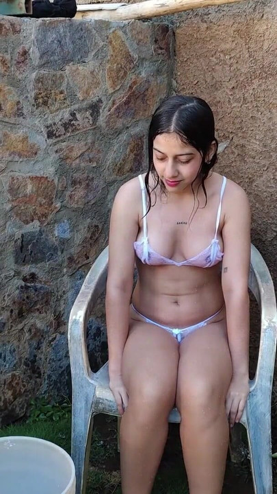 "Jasmine कपड़े पहनती है और गीली हो जाती है" से यादगार पल"