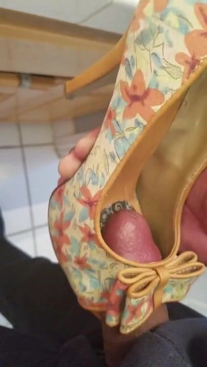 Cum on high heels