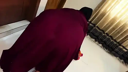 Ägyptische heiße muslimische tante mit dickem arsch steckt unter dem bett, Als sie mein zimmer putzt und ich sehe ihren riesigen arsch &jetzt will sie anal von mir ficken