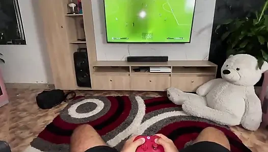 Aku minta pacarku berhenti main video game dan ngentot pantatku habis-habisan.