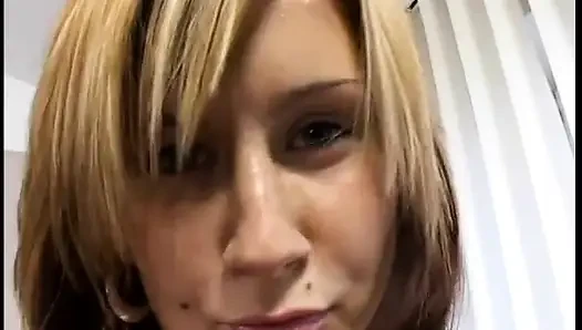 Брюнетка принимает член в ее тугую киску, пока она лежала на кровати