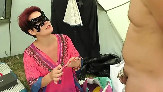 Kocasına bekaret kafesi koyuyor