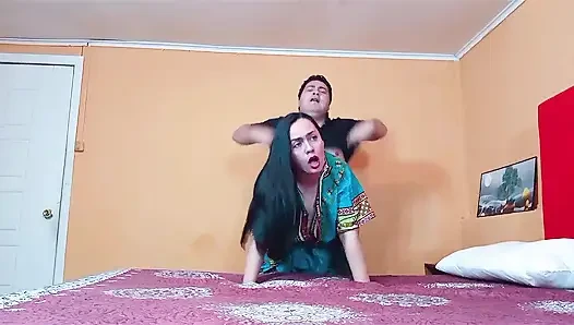 Я нашел индийскую тетушку одну дома и трахнул ее сзади.