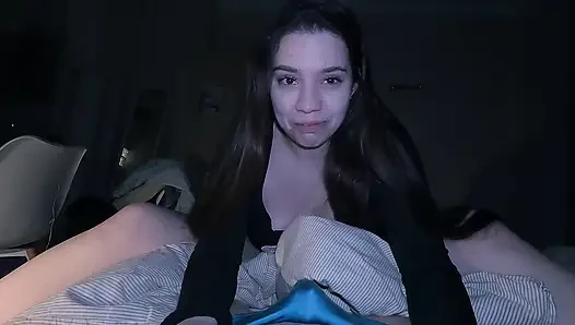 Bir arkadaşının evinde eğlenceli bir pijama partisi vahşi seksle sona erdi