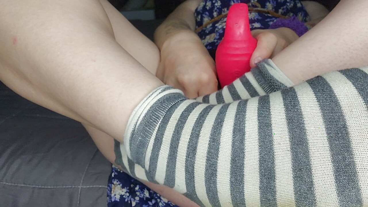 Rżnięcie mojej ciasnej, ciężarnej cipki – muszę dochodzić dwa razy dziennie