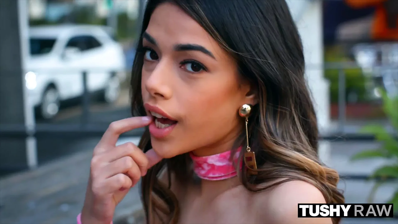 Tushyraw 无论如何她都无法得到足够的张开