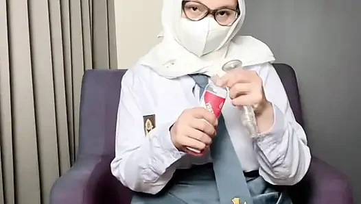 Lise öğrencisi büyük götünü fışkırtarak gösteriyor