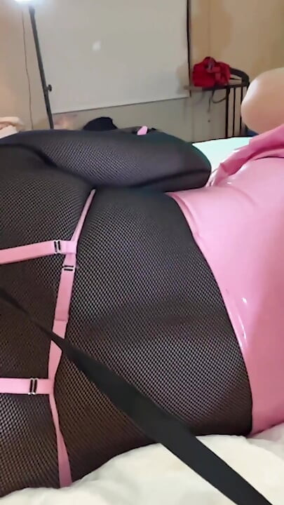 Futând o femeie transsexuală în dispozitiv de castitate - compilație 10