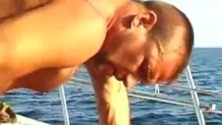 Muskulära hunks knullar på en båt