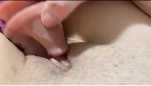 Sie sagt nie, bitte, selbst wenn sie erfreut ist