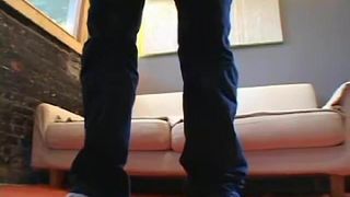 Piedi che amano l&#39;homo jp che prendono in giro nei suoi calzini sportivi