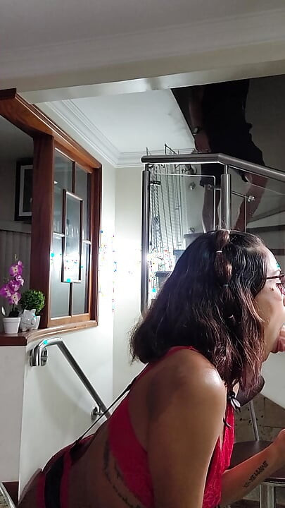 desesperada senhora massageia sua flor molhada, saliva encharcada de submissão com provocação de língua