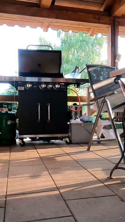 INGEN TRUSER Trange fitte varme sexy jenter som har BBQ-fest hos naboen for å feire påske | Klipp 1