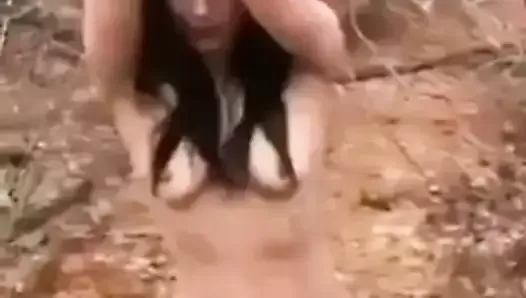 Une fille soumise maltraitée dans les bois