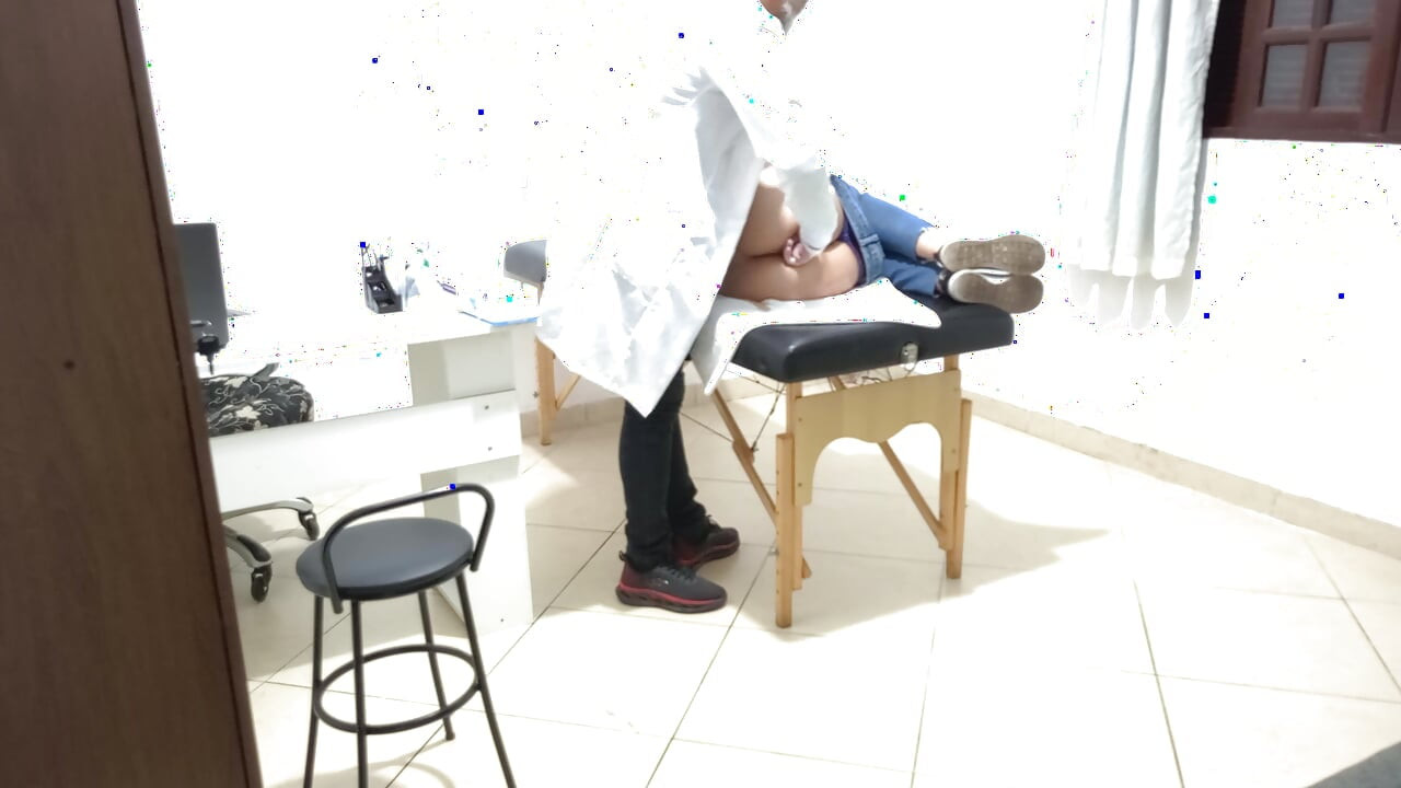 Un proctologue effectue un examen anal sur un patient constipé.