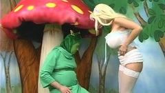 Сексуальна Аліса з товстими цицьками губиться в країні чудес і грає з гусеницею