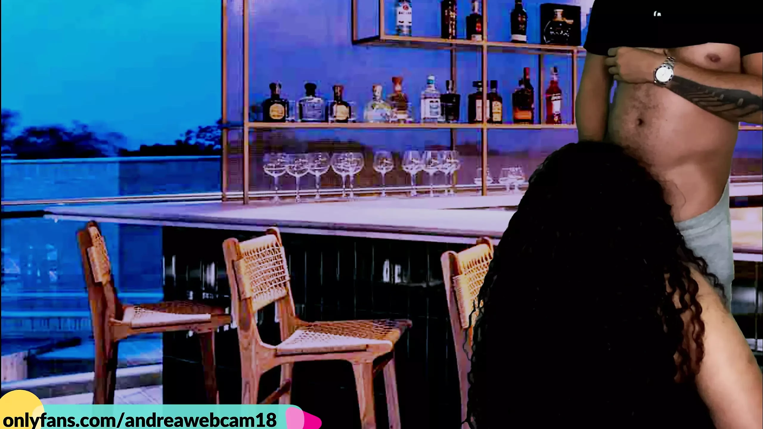 Di notte al bar facendo sesso con la cameriera perché non c'è più nessuno che balla!!