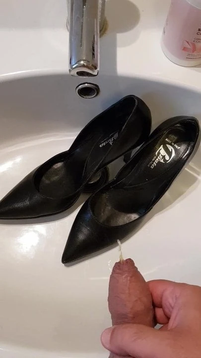 Tribute of piss on her shoes