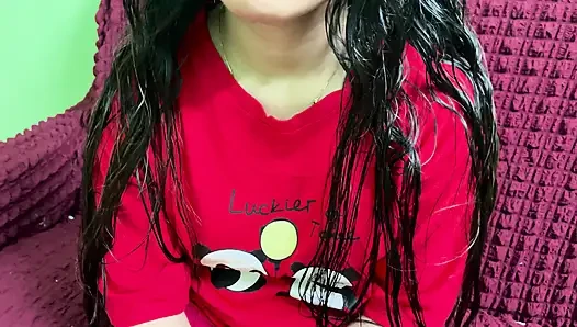 Seksi Hintli üvey kız kardeşim benimle sikiştiği için çok mutlu oluyor