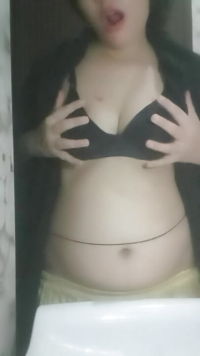 내 젖탱이를 맛보고 싶은 사람
