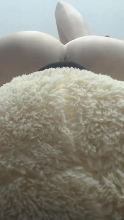 Λατρεύει να γαμάει την αρκούδα της. Βουητό αρκούδας | Κλιπ 2