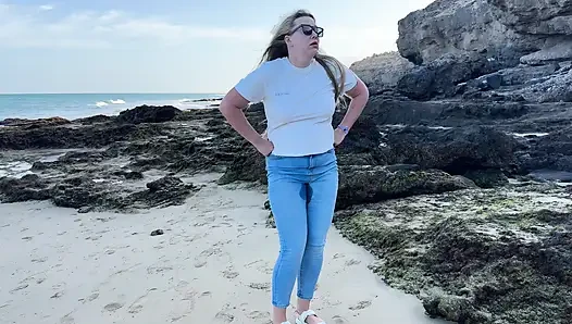 In Engen Jeans Am Öffentlichen Strand Pinkeln