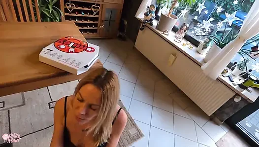 Pizzabote Fickt Mich Geil Auf Dem Tisch!!